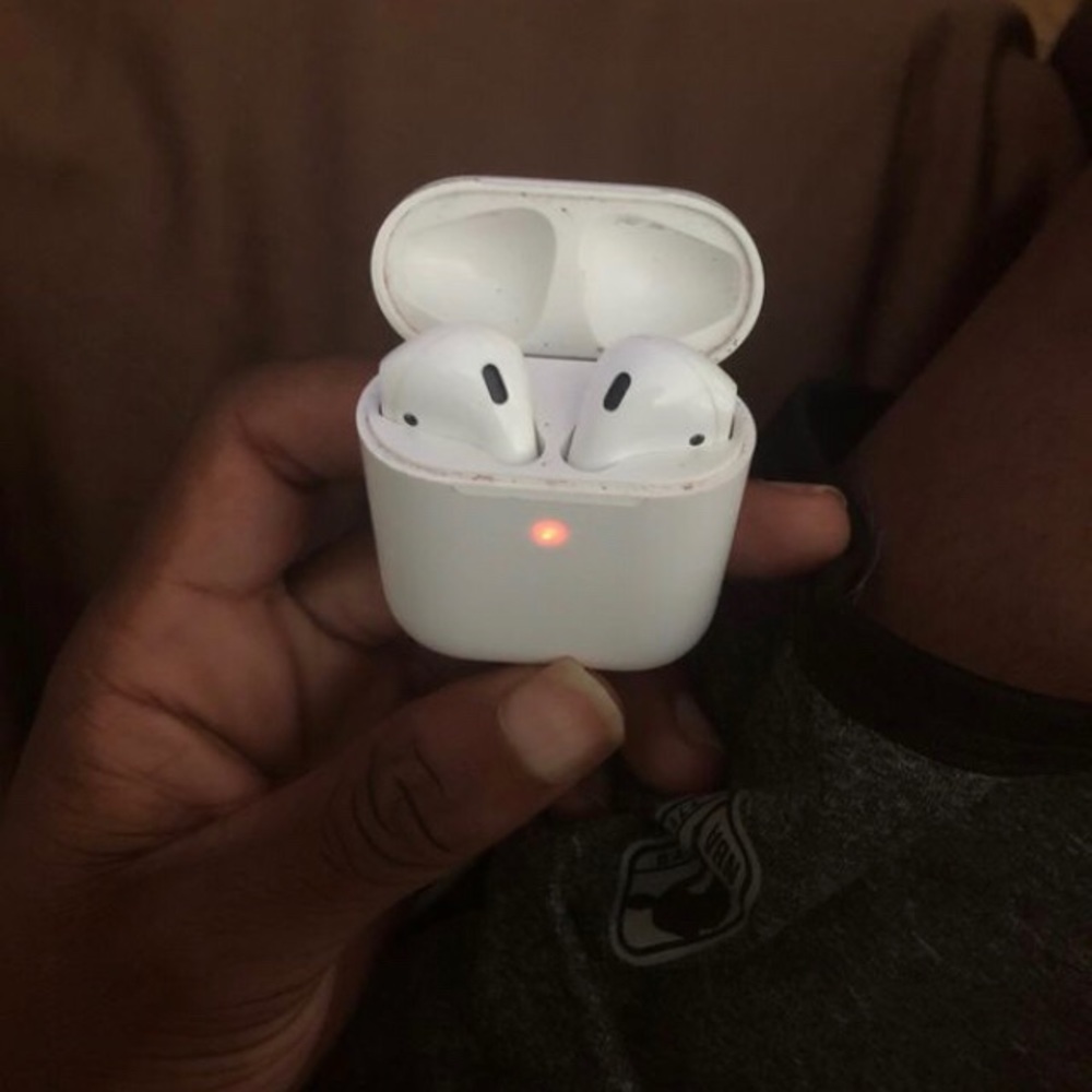 AIRPODS NEW USED 3 TIMES 9/10 condition